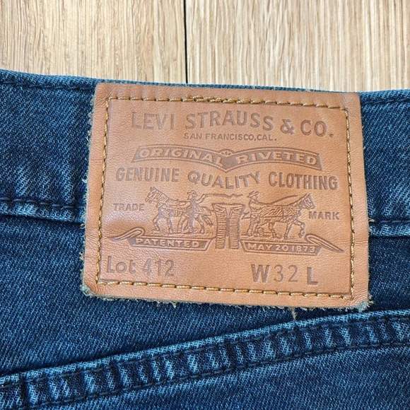 Levi’s Women’s Mid-Thigh Premium Shorts Dark Wash Stretch Size 32 - Picture 3 of 7